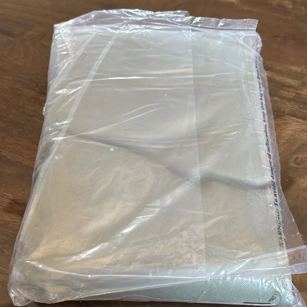 Sun Zero Curtain Single Panel Grommet 40 x 95
